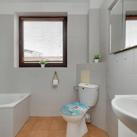 شقة Cozy With Workspace Near The Skm Station By Renters غدينيا