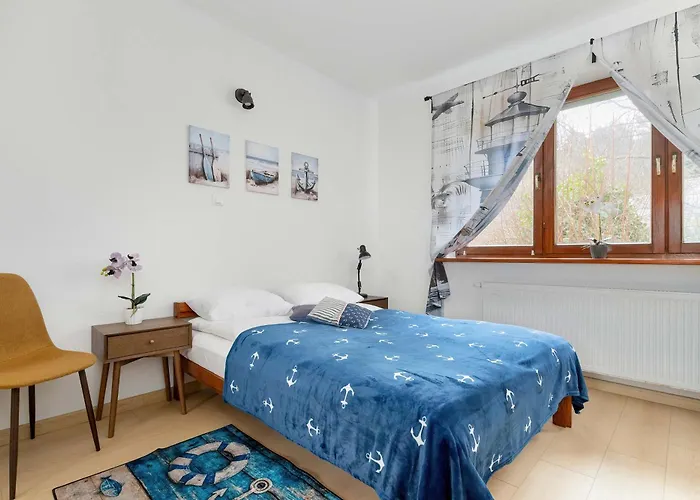 Cozy With Workspace Near The Skm Station By Renters Apartament