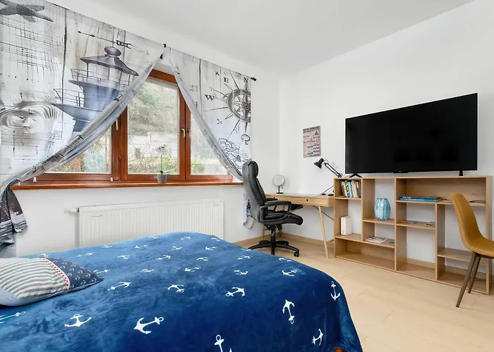 Cozy With Workspace Near The Skm Station By Renters Apartament *
