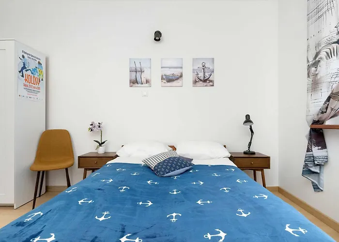 Cozy With Workspace Near The Skm Station By Renters Apartament